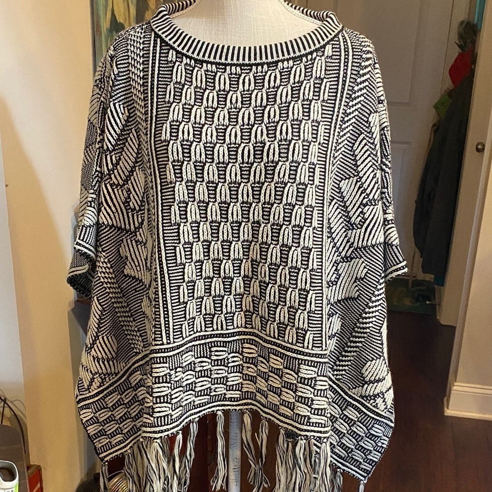 World Market Black and White Patterned Women's poncho sweater FREE SIZE